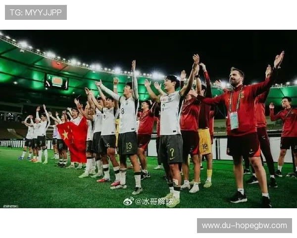 国足逆转取胜全场沸腾年轻球员爆发点燃球迷激情